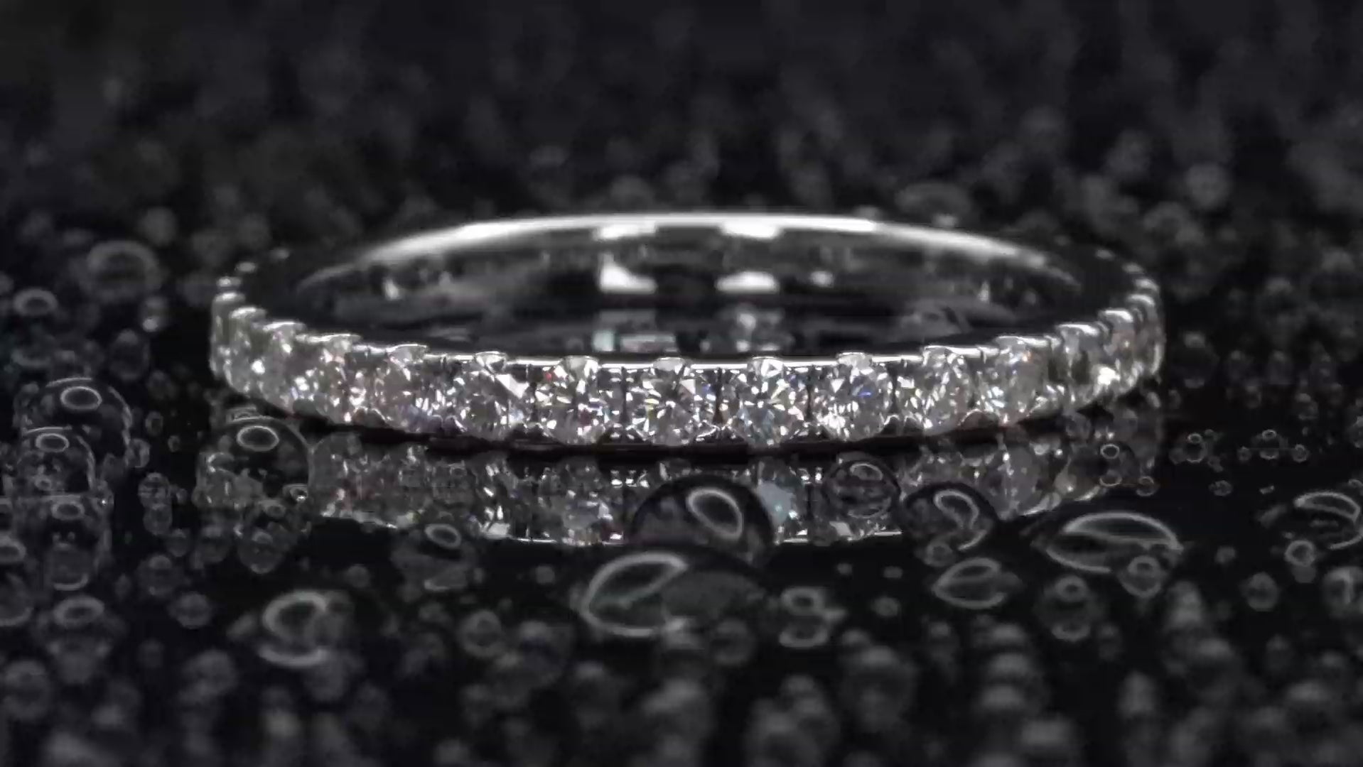 Moissanite Eternity Ring mit 2mm Moissaniten aus Sterling Silber video 