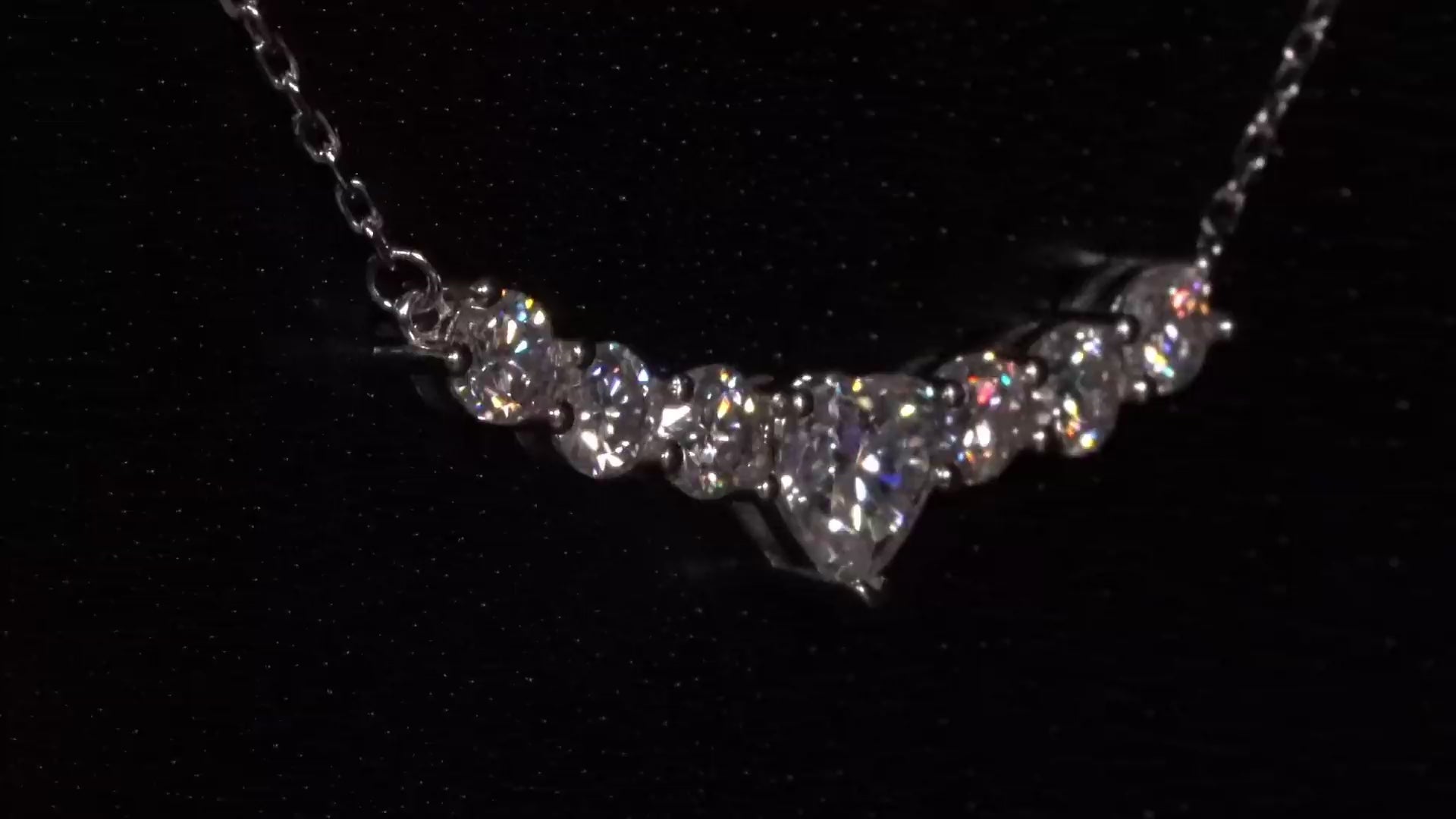 Moissanite Herz Kette mit seitlichen Brillanten und Herz Moissanite Stein in der Mitte