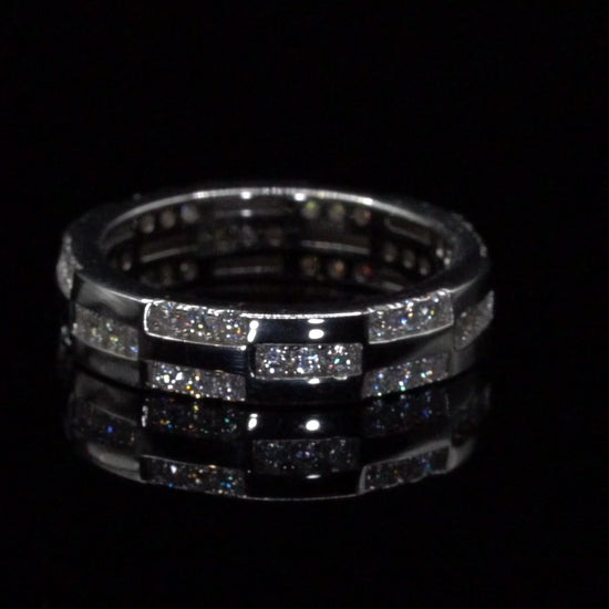 Drehender Moissanite Ring bei dem das Funkel und glänzen perfekt zu sehen ist