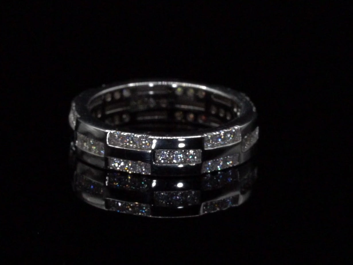Drehender Moissanite Ring bei dem das Funkel und glänzen perfekt zu sehen ist