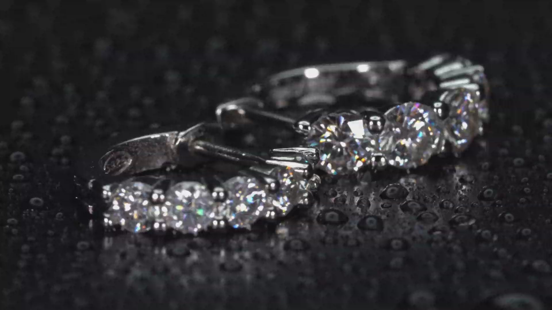 Echte Makroaufnahmen: Moissanite Mini-Creolen aus 925 Silber & 18K Weißgold im Drehvideo – starkes Funkeln wie Diamant, Rundschliff 3mm & 4mm sichtbar im echten Licht