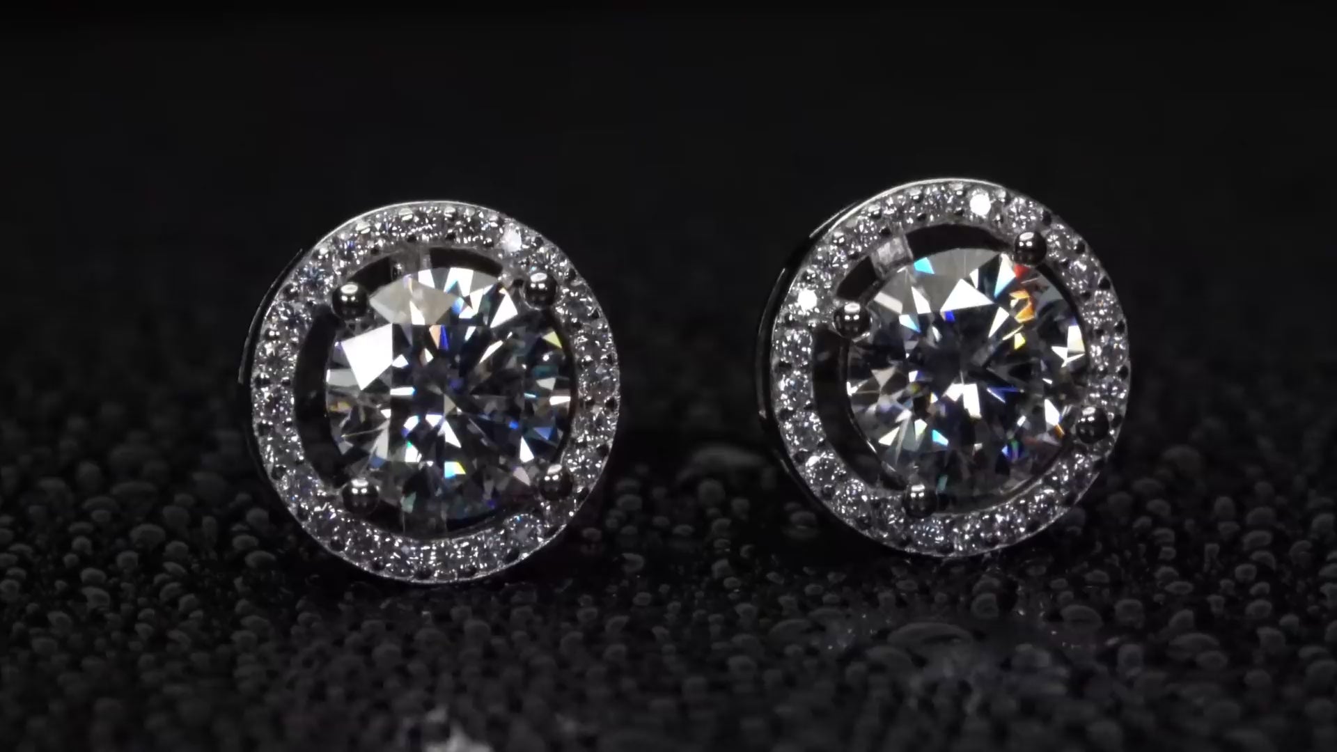 Funkelnder Moissanite Halo Ohrstecker mit 1ct Moissanite, dreht sich im video