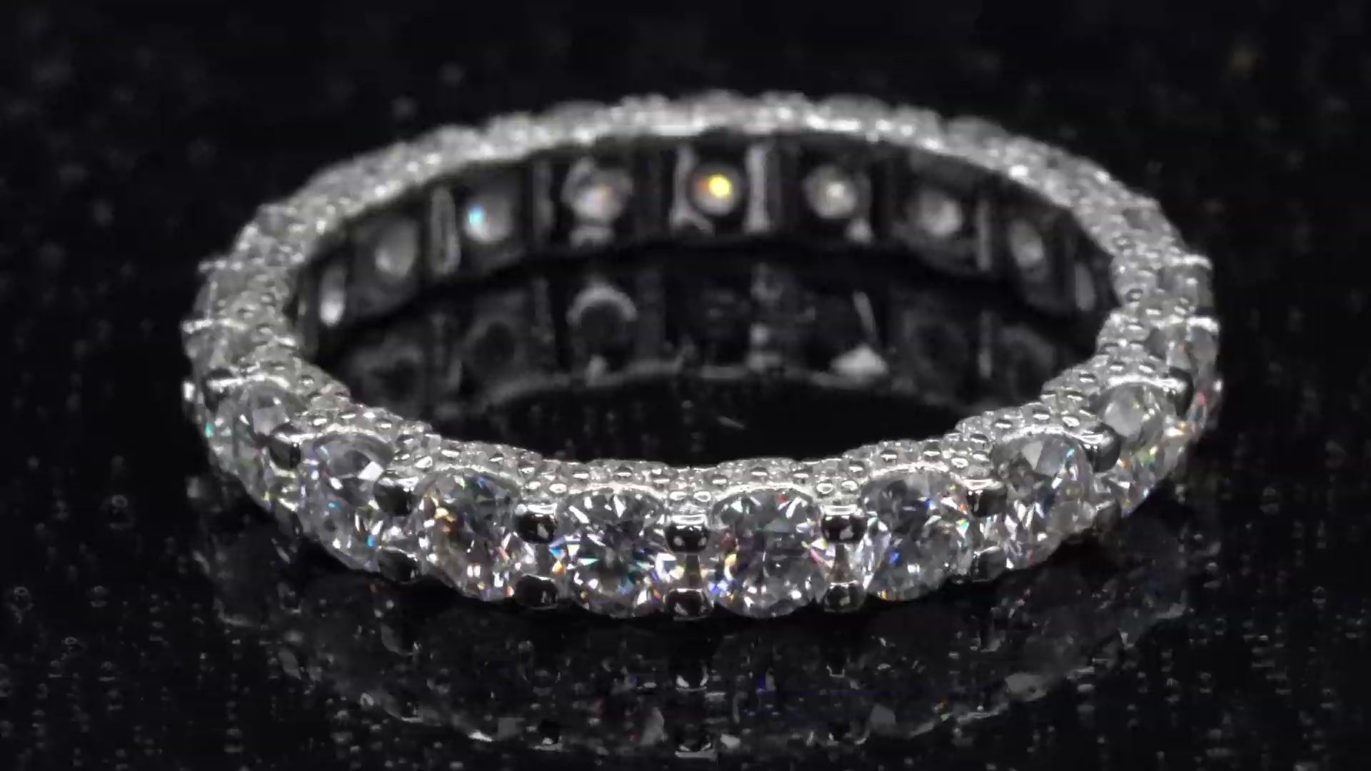 Video-Drehung des Moissanite Pavé-Rings – 3 mm große Steine, durchgehende Pavé-Fassung in 925 Silber, zeigt Lichtreflexionen bei Bewegung