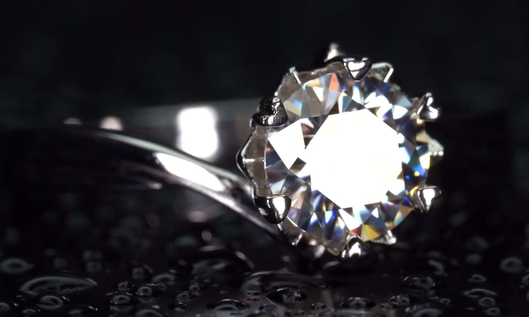 Echtes Video eines 1ct Moissanite Rings mit außergewöhnlichem Funkeln, starkem Feuer und hoher Brillanz