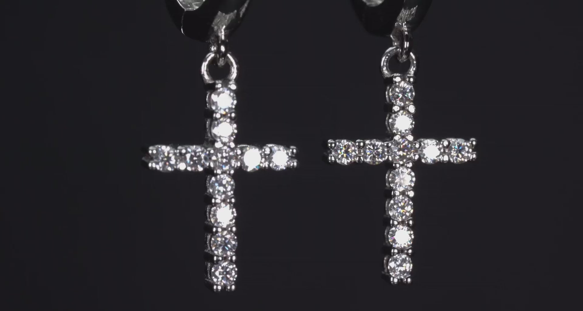 Echte Makroaufnahme drehender Moissanite Creolen mit Kreuz Anhänger aus 925 Silber und Weißgold – beweglich für intensives Funkeln im echten Licht