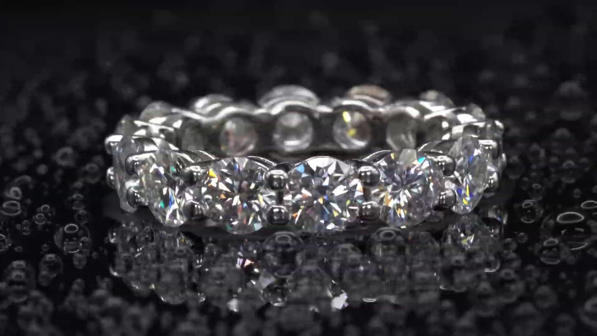 Video-Drehung des Moissanite Eternity-Rings – zeigt Glanz der 5 mm Steine, Silberfassung und feine Verarbeitung bei sanfter Rotation