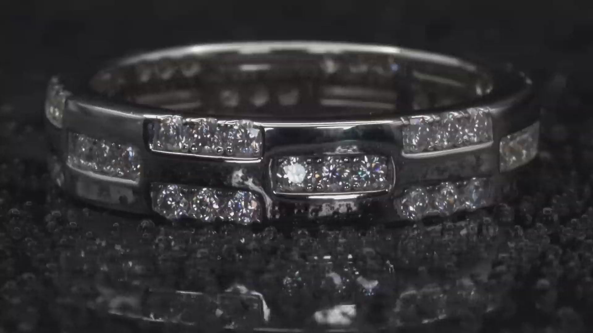 Video-Drehung des Moissanite-Rings mit Muster – zeigt Oberflächenstruktur, Lichtspiel des zentralen Brillantschliffs und hochwertige Verarbeitung