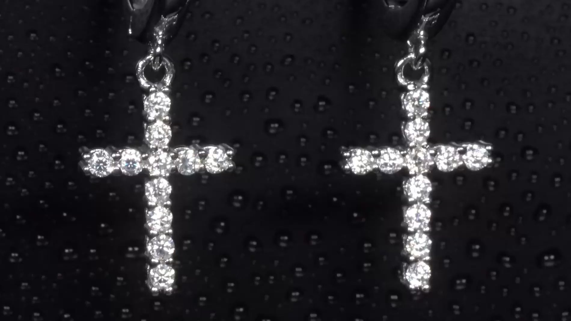 Video der Moissanit Kreuz Ohrringe – 925 Silber mit funkelnden Steinen, zeigt Glanz, Schliff und edles Kreuzdesign in Bewegung