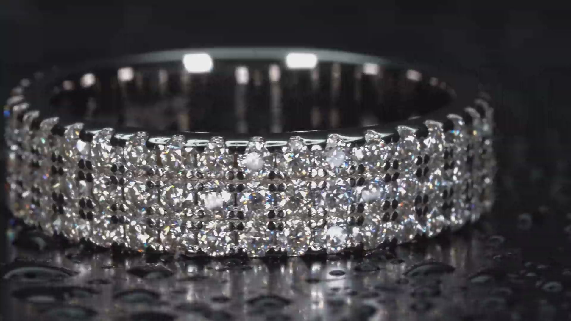 Echte Makroaufnahme eines drehenden Moissanite Eternity Rings aus 925 Silber mit Weißgold-Veredelung – intensives Funkeln im echten Licht bei Bewegung