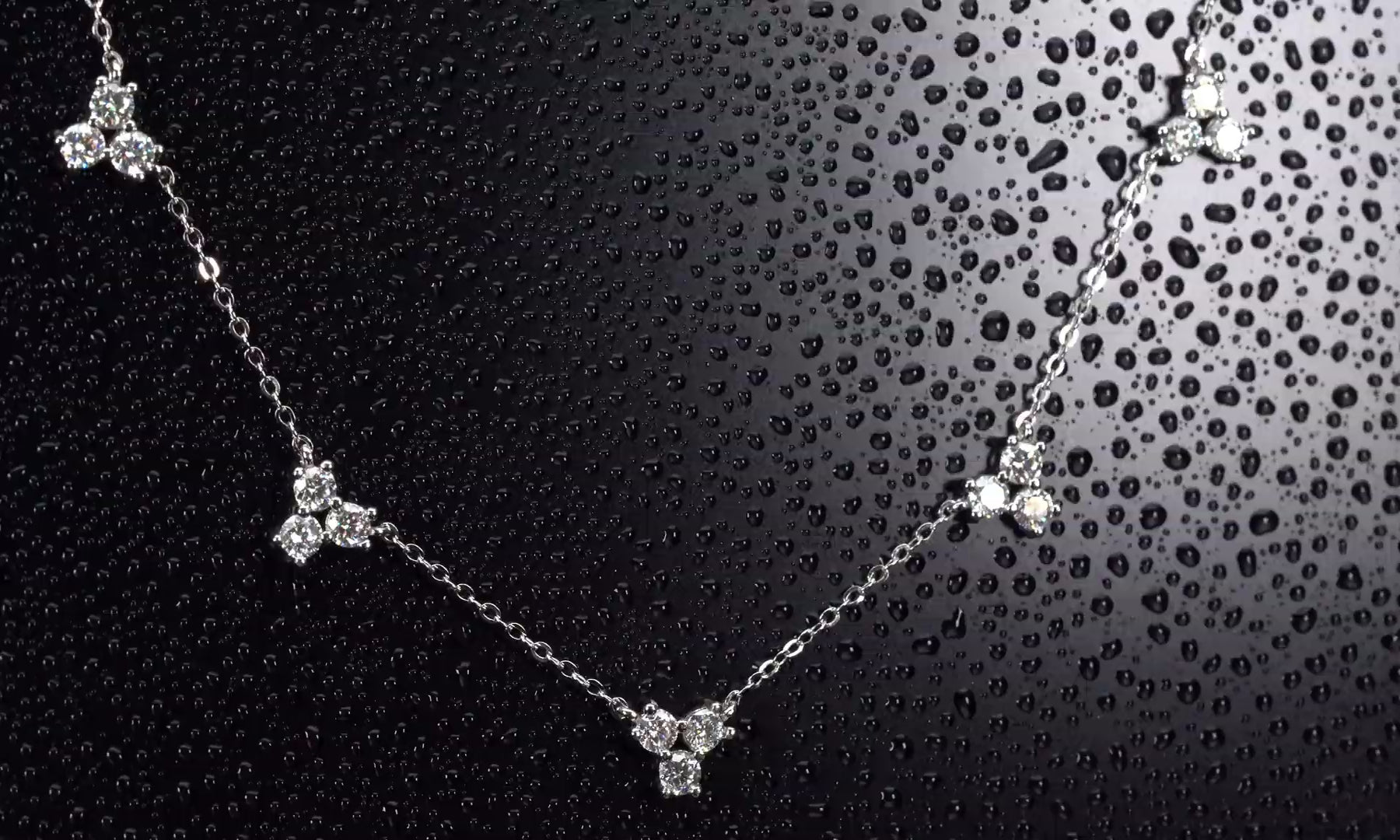 Echtes Video im echten Licht: Moissanite Kette 3 Steine mit intensivem Funkeln durch doppelte Lichtbrechung und stärkerem Feuer als Diamanten.