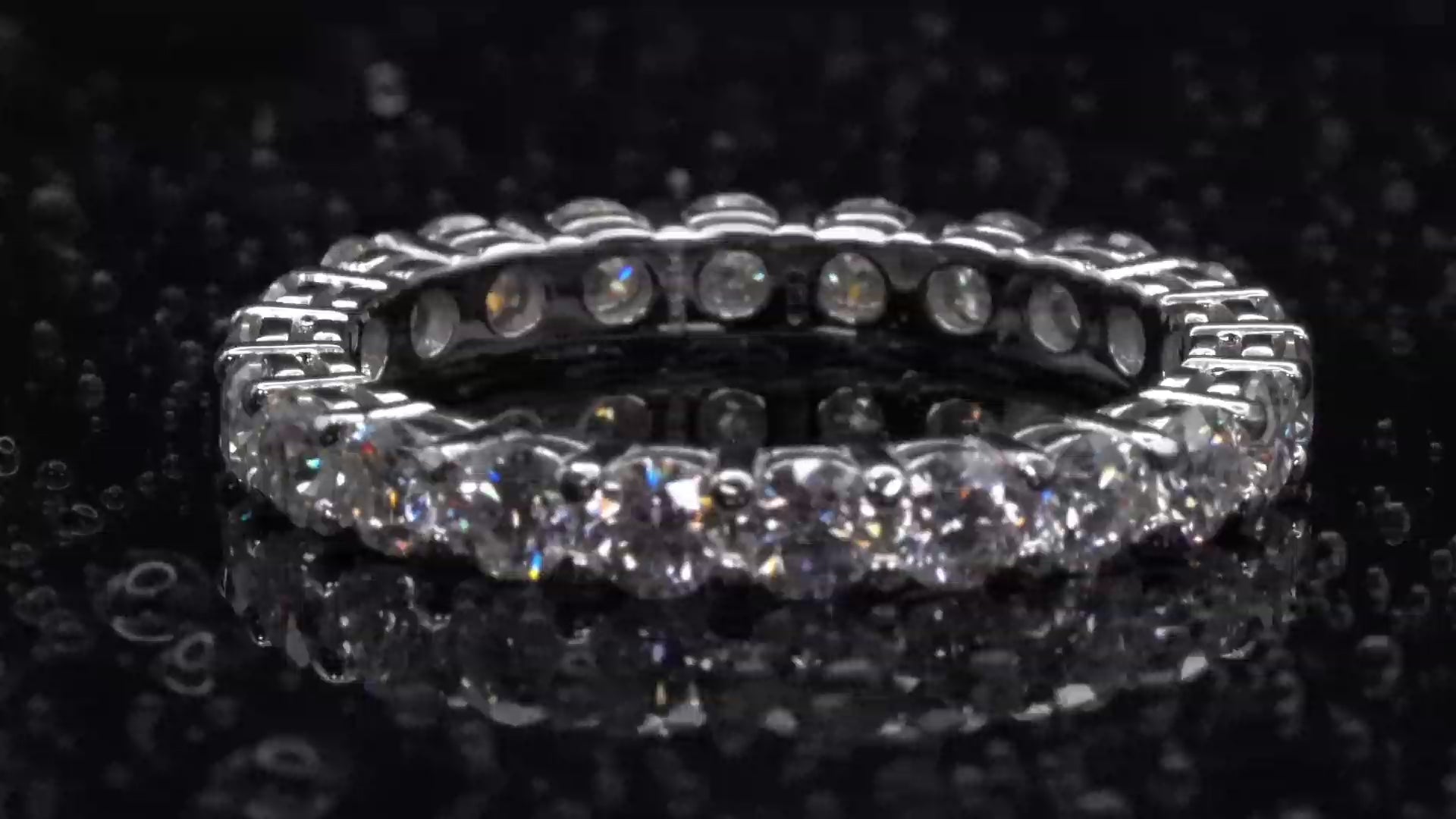 Video-Drehung des Moissanite Eternity-Rings – zeigt Glanz der 3 mm Steine, Silberfassung und feine Verarbeitung