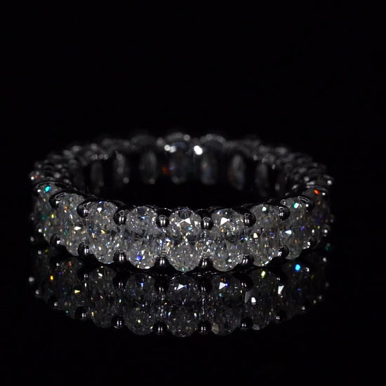 Drehung des Rings bei der man Die oval geschliffenen Moissaniten im vollen Glanz sieht