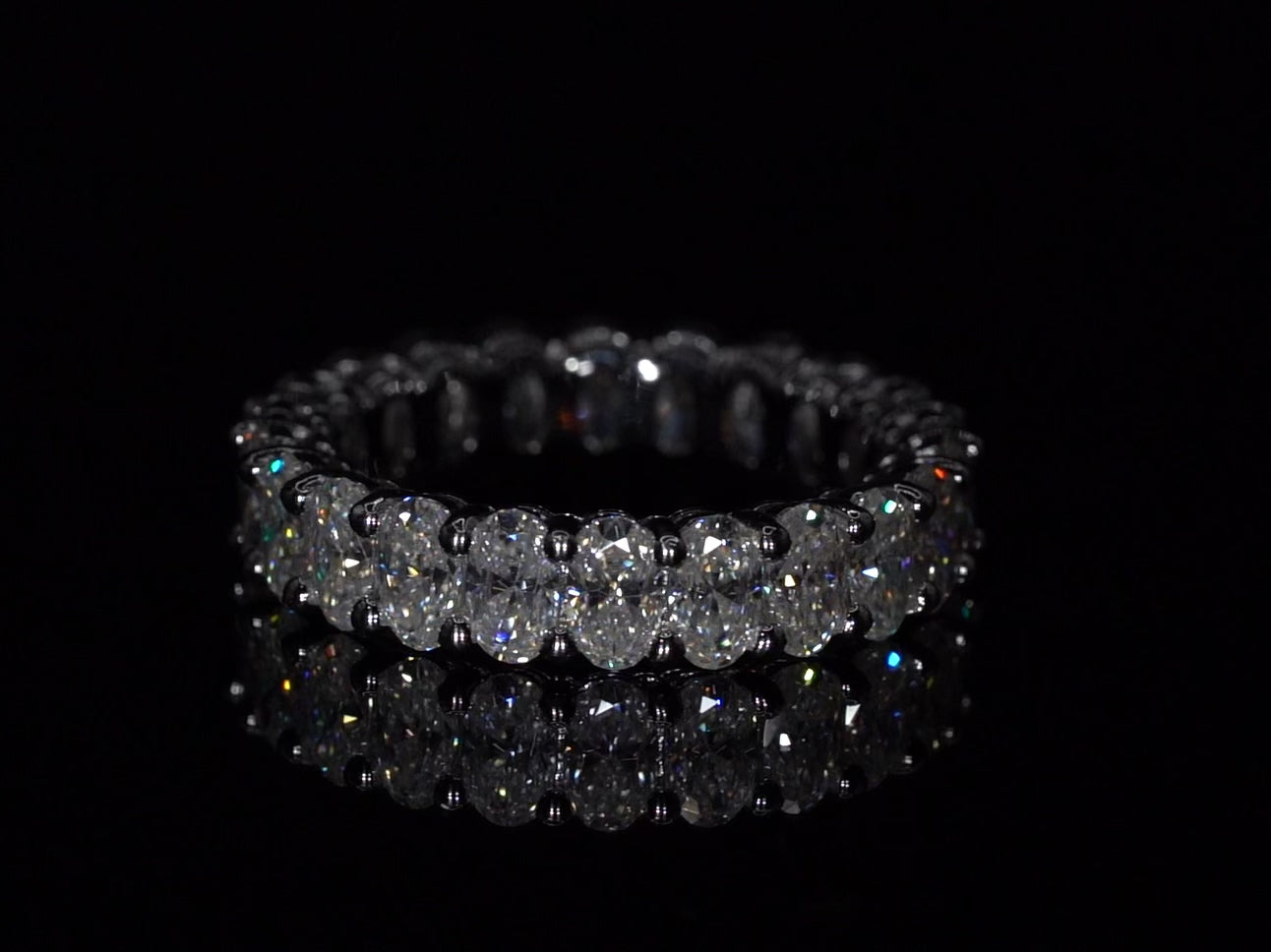 Drehung des Rings bei der man Die oval geschliffenen Moissaniten im vollen Glanz sieht