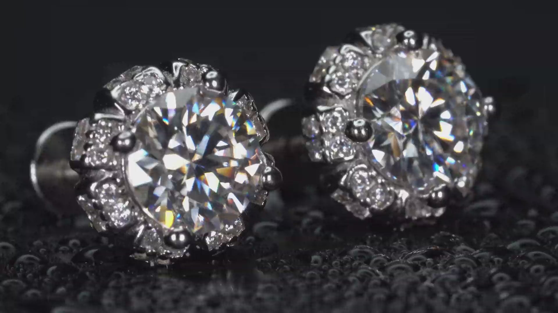 Moissanite Blüten Ohrstecker mit stärkerem Funkeln als Diamanten im echten Licht. Echte Videoaufnahme mit extremen Lichtreflexen, intensivem Feuer und auffälliger Brillanz bei jeder Bewegung im Reallicht.