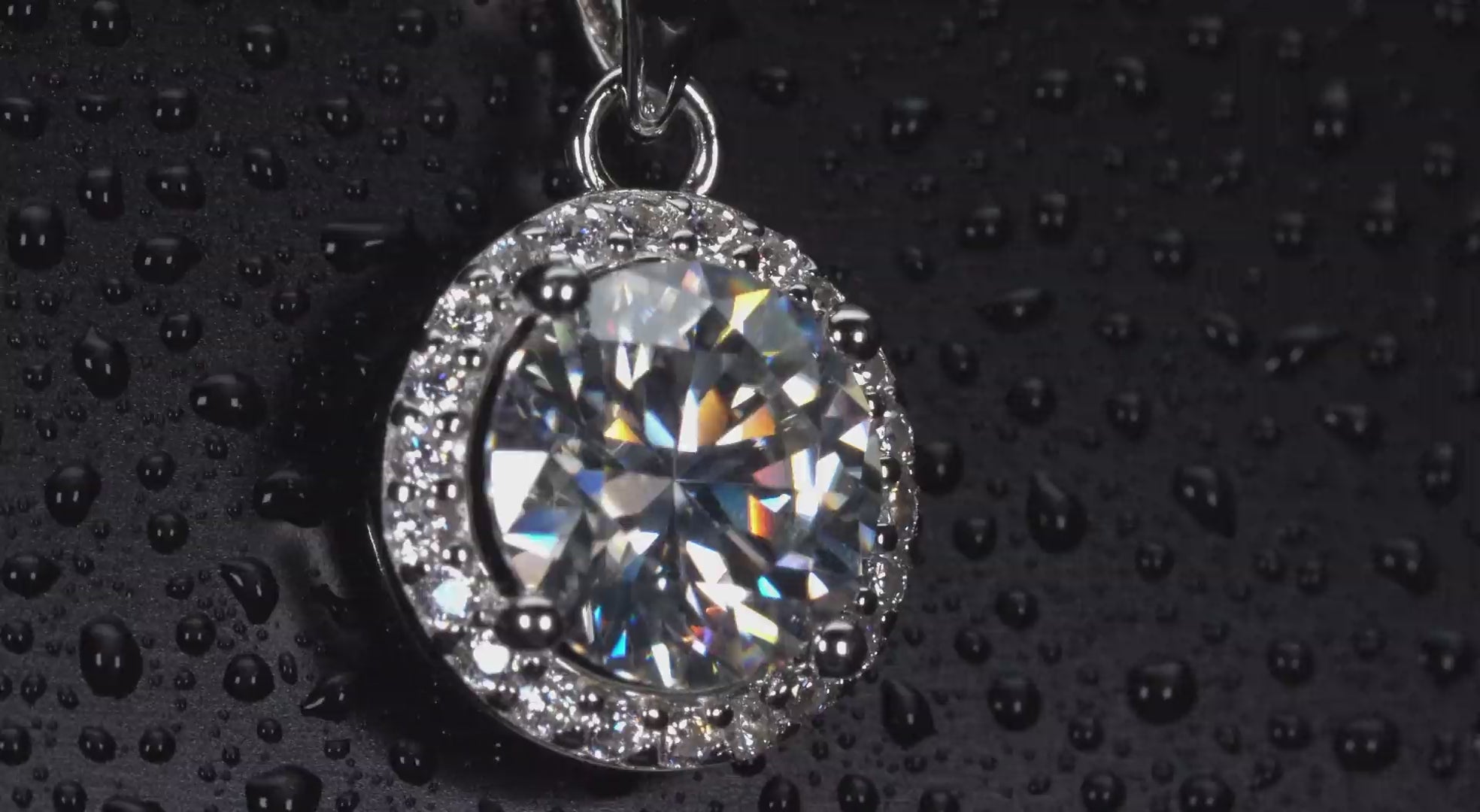 Echte Video Drehung von 1ct Halo Moissanite Kette im echten Licht. Rund geschliffener 6,5mm Moissanite mit intensivem Funkeln stärker als bei Diamanten und sichtbaren Lichtreflexen bei jeder Bewegung. 925 Silber & 18K Weißgold Halo Anhänger mit luxuriöser Brillanz für Alltag und besondere Momente.