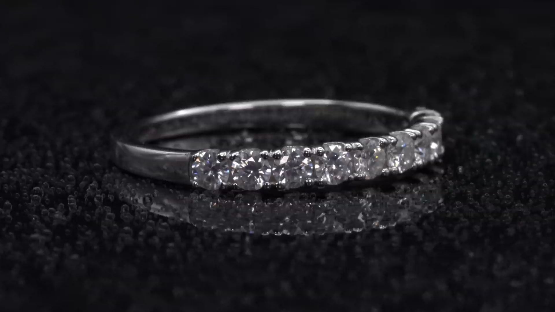 Video-Drehung des Moissanite Halb-Eternity Ring aus Sterling Silber mit 10 Moissaniten