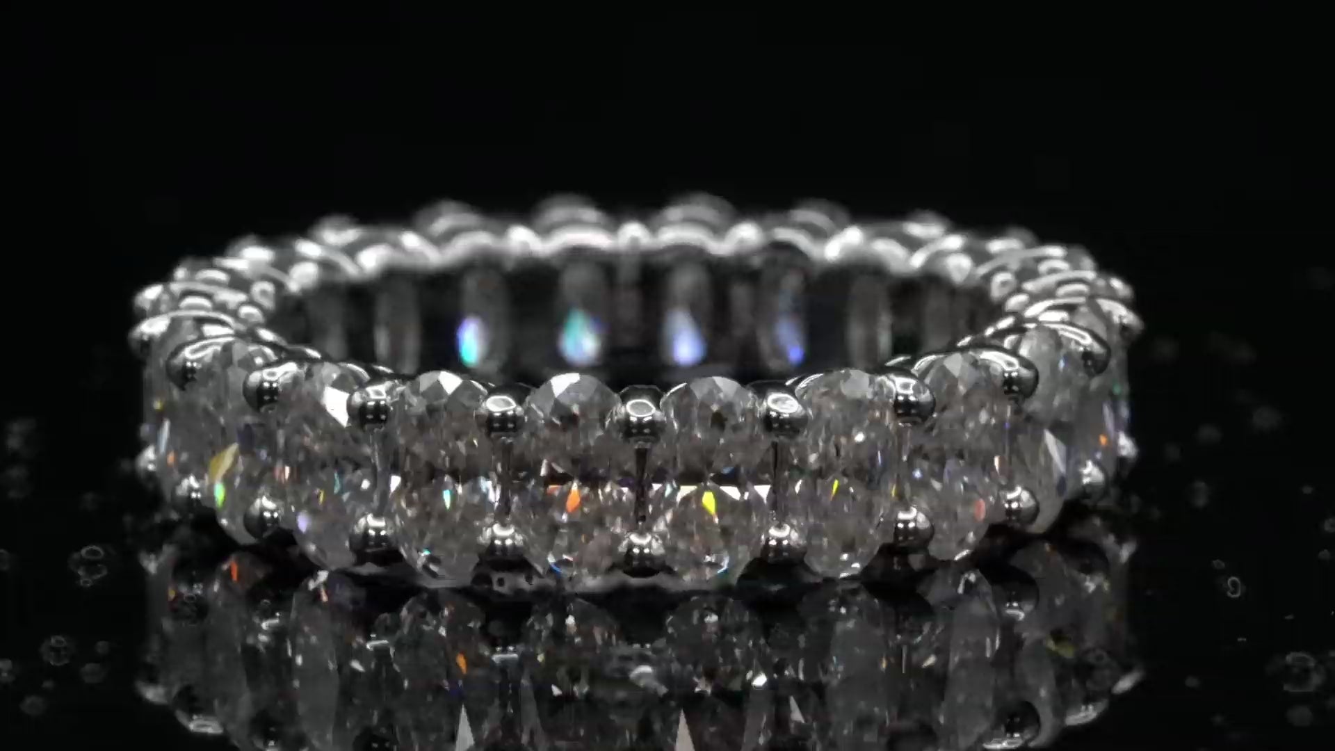 360° Videoansicht des Moissanite Eternity-Rings mit Ovalschliff aus 925 Sterling Silber