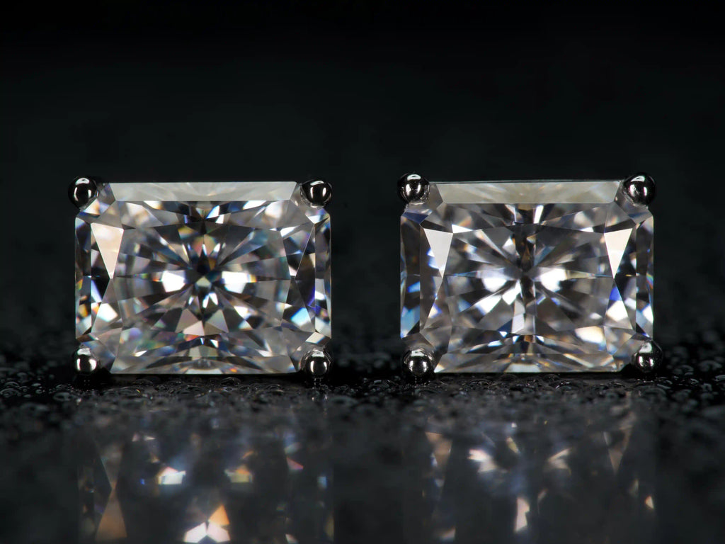 Echte Fotos der quadratischen Moissanite Ohrstecker im Radiant Schliff mit intensivem Funkeln – stärkeres Feuer als klassische Diamanten und perfekt als Geschenk.
