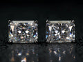 Echte Fotos der quadratischen Moissanite Ohrstecker im Radiant Schliff mit intensivem Funkeln – stärkeres Feuer als klassische Diamanten und perfekt als Geschenk.
