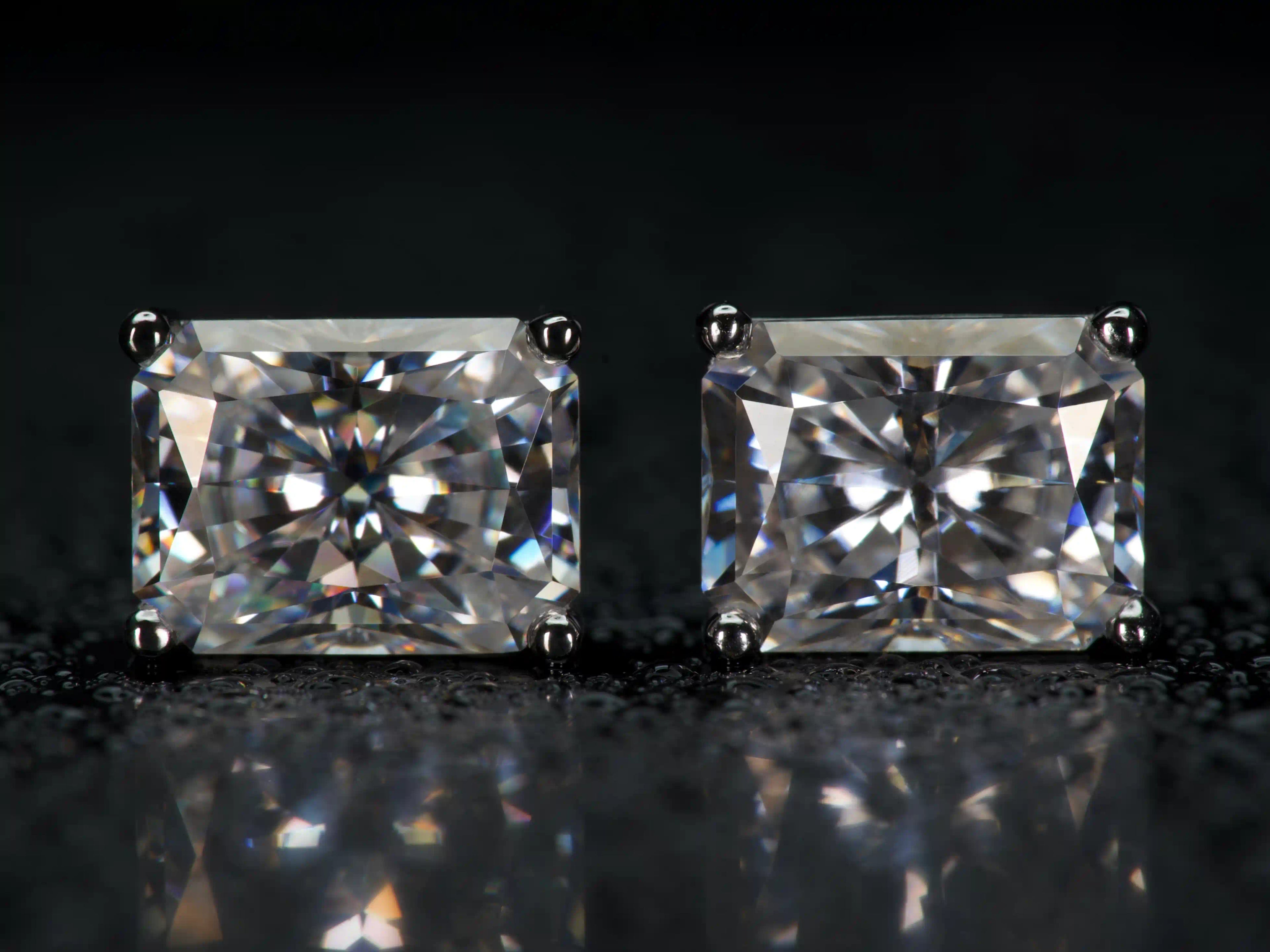 Echte Fotos der quadratischen Moissanite Ohrstecker im Radiant Schliff mit intensivem Funkeln – stärkeres Feuer als klassische Diamanten und perfekt als Geschenk.

