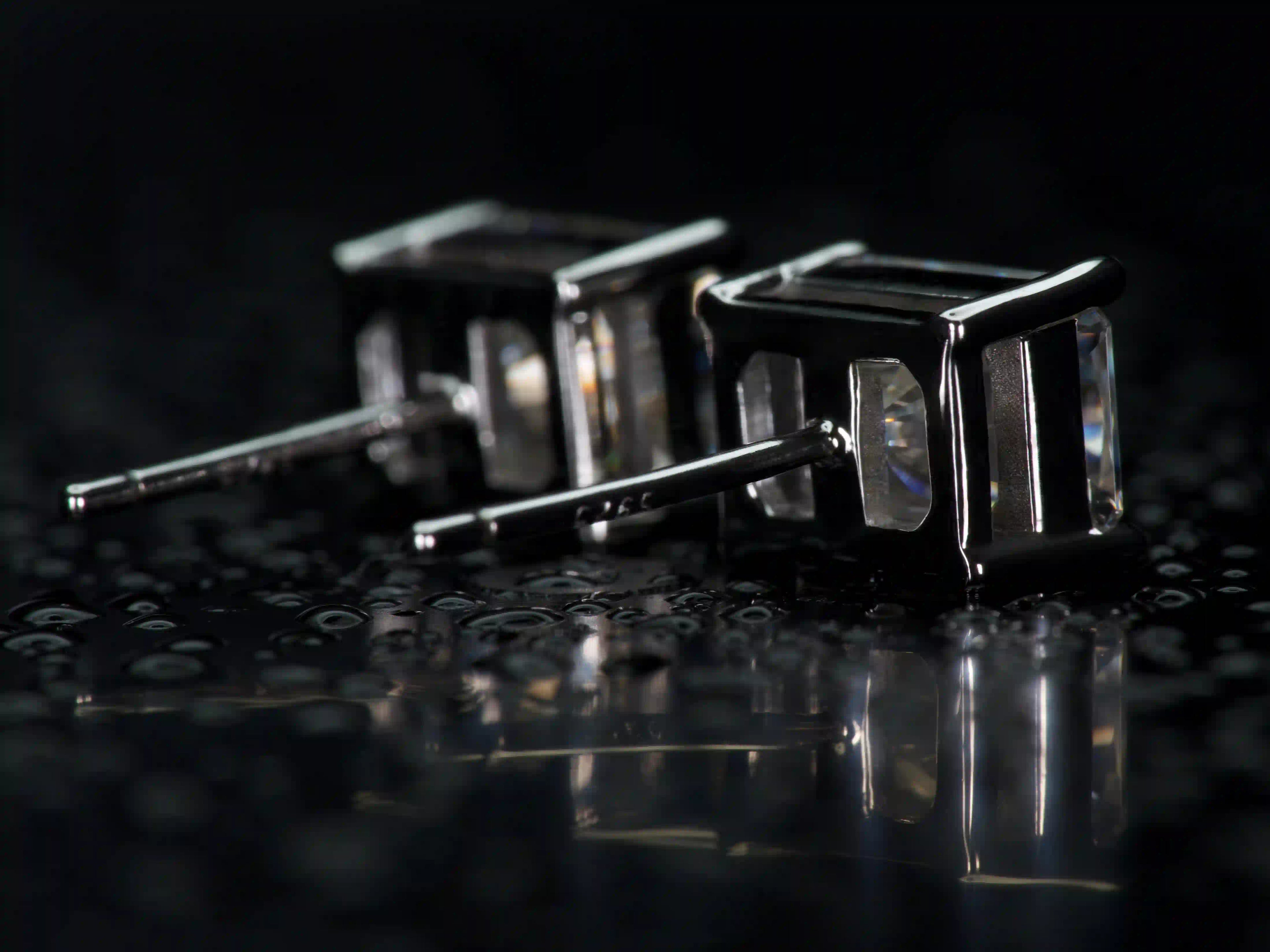 Echte Rückseite der quadratischen Moissanite Ohrstecker aus 925 Silber – sicherer Verschluss für angenehmen Tragekomfort im Alltag.