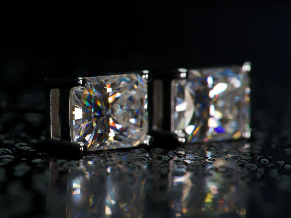 Echte Fotos der quadratischen Moissanite Ohrstecker im Radiant Schliff – hochwertige Fassung, diamantähnliche Härte und robust für den Alltag.