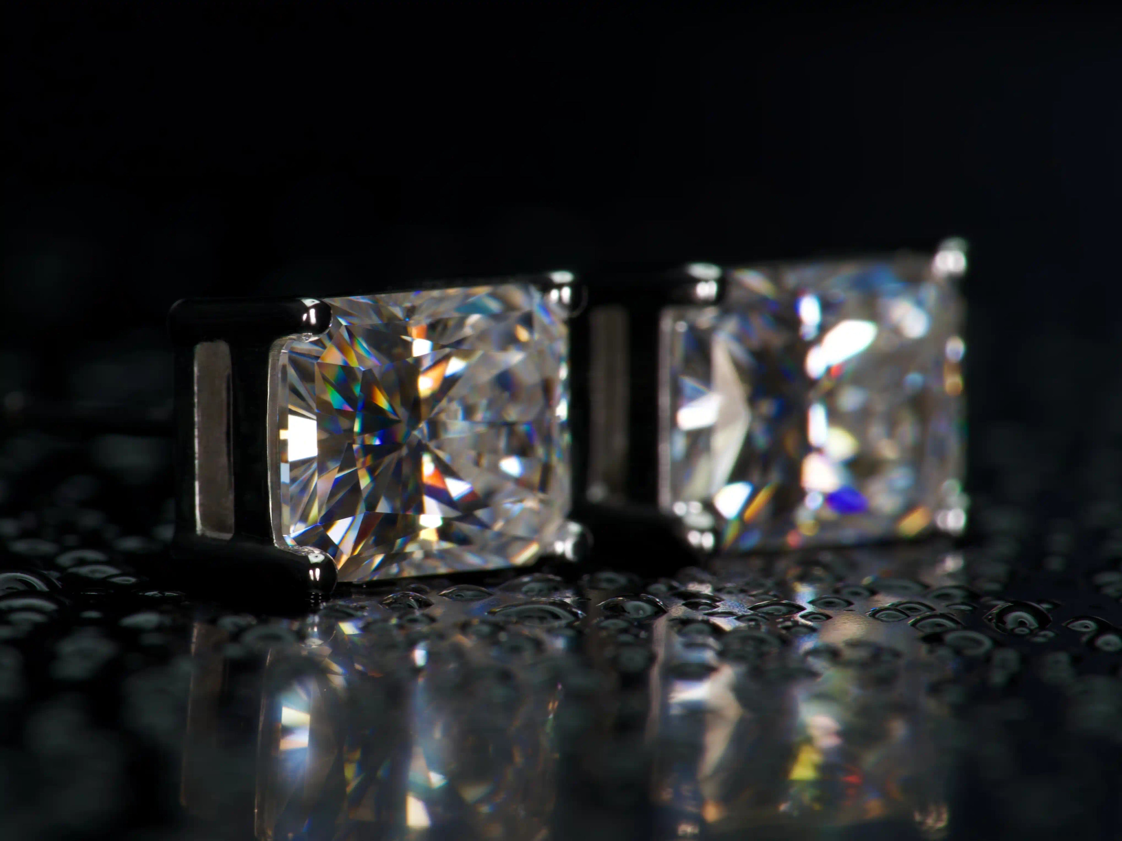 Echte Fotos der quadratischen Moissanite Ohrstecker im Radiant Schliff – hochwertige Fassung, diamantähnliche Härte und robust für den Alltag.