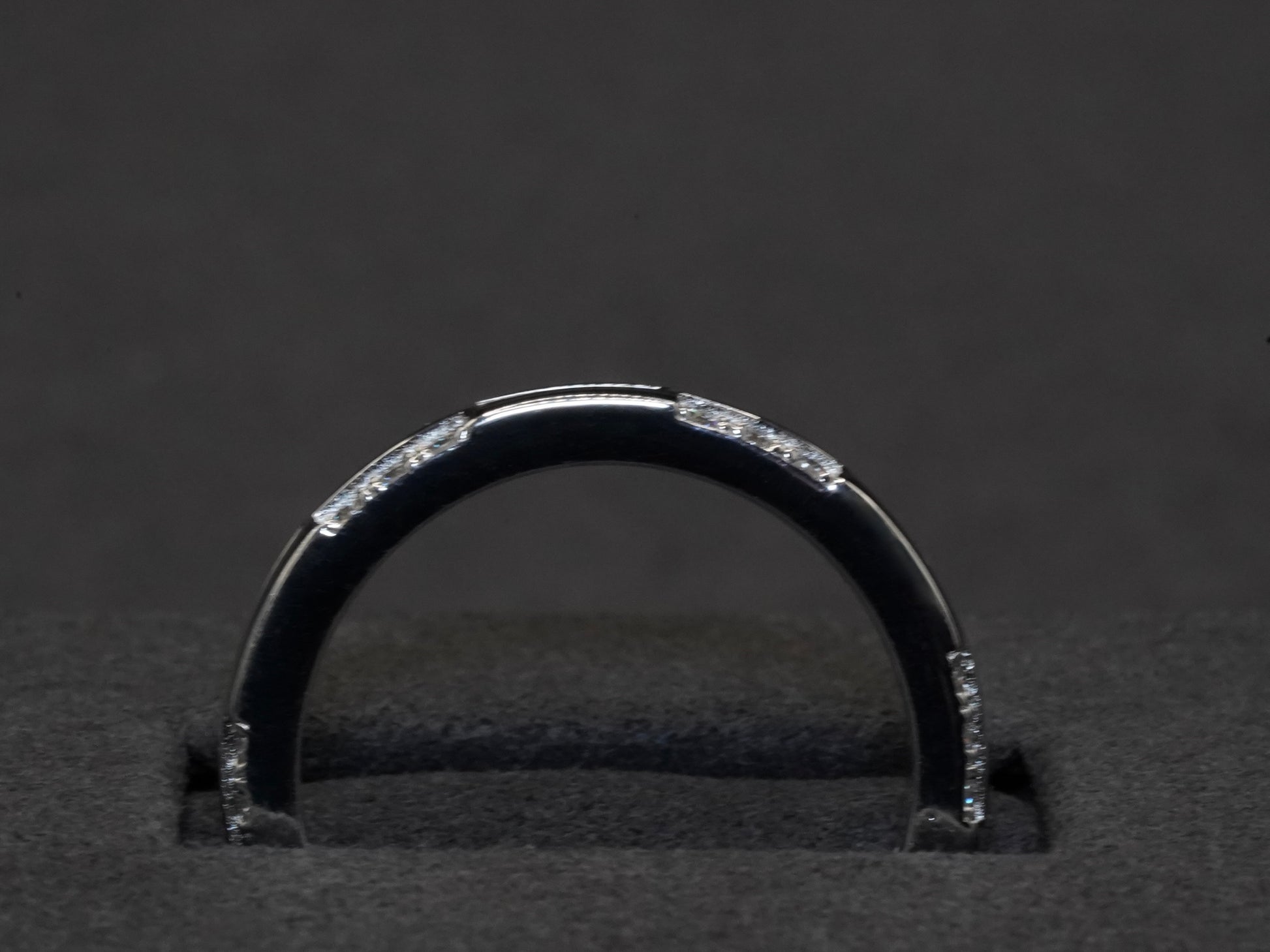 Moissaniten Ring im Halter mit seitlichen Moissaniten, das perfecte geschenk