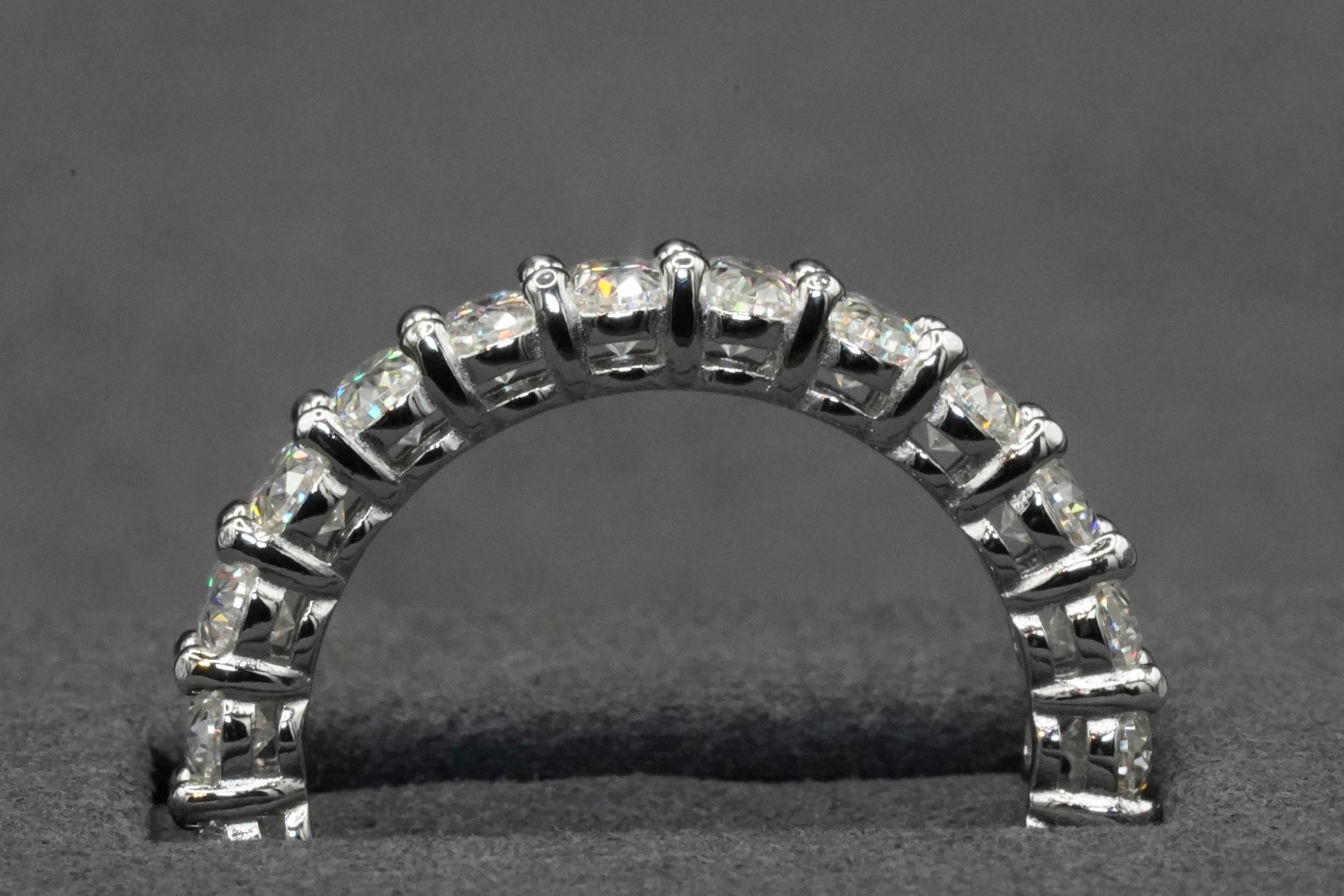Der Moissanite Sterling Silber Ring sieht von der Seite genau so gut aus 