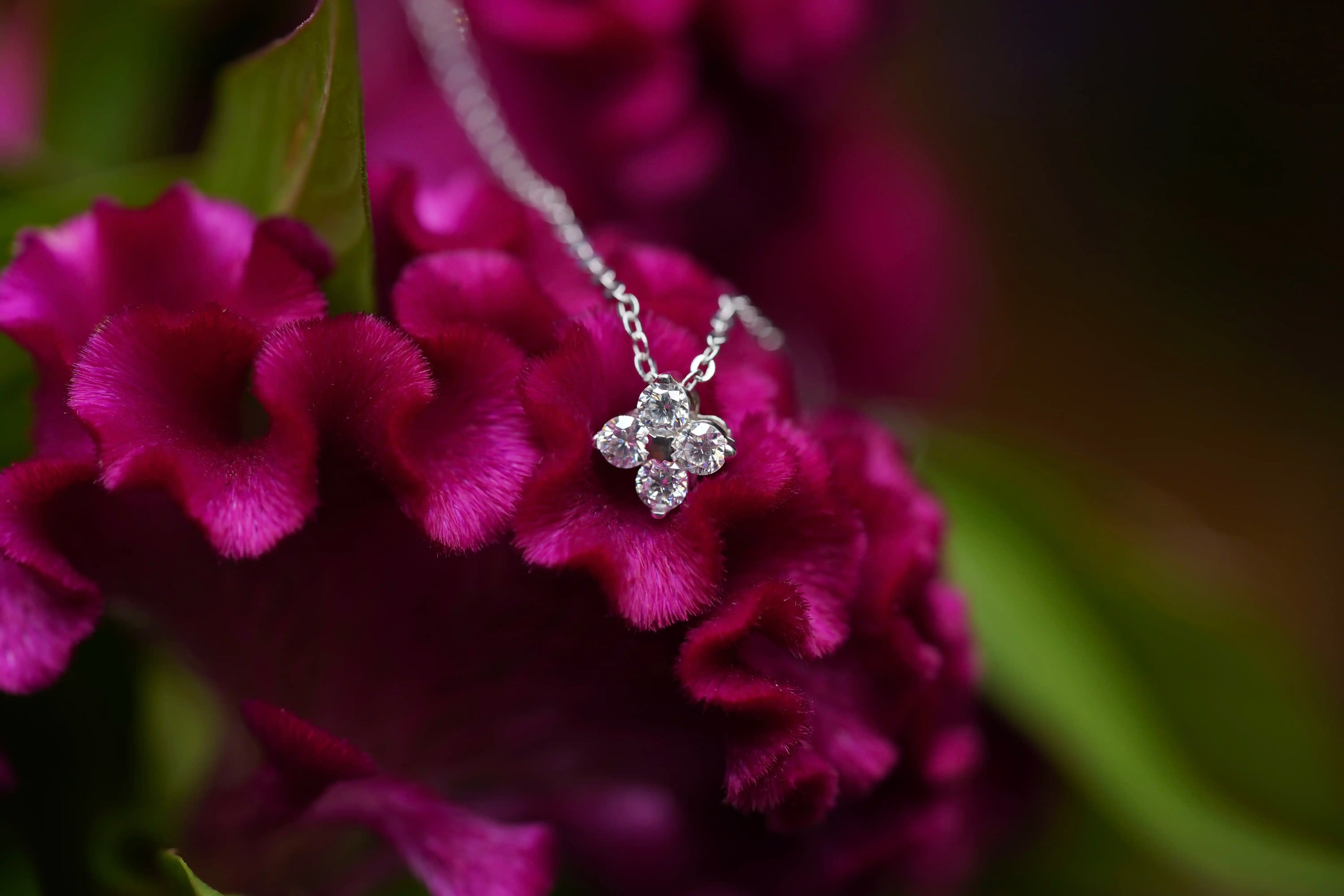 Feine Sterling Silber Kette mit funkelndem Moissanite Kleeblatt – stilvoller Moissanite Schmuck, perfektes Geschenk für Damen.