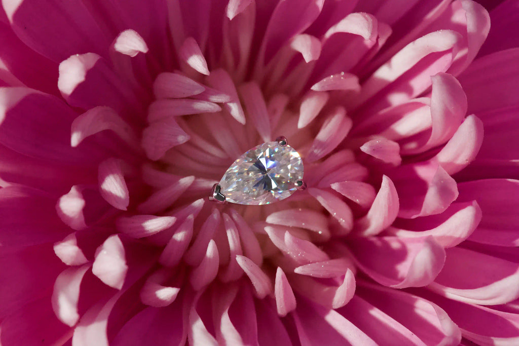 Moissanite Tropfen Ohrstecker im Tränenschliff mit starkem Funkeln – echte Fotos in 925 Silber und 18K Weißgold, diamantähnliche Tear Drop Ohrringe